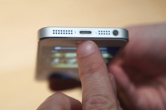 Iphone не видит наушники. Разъем зарядки айфон 5s на самом телефоне. Разъём похожий на Apple. Адаптер нагревается айфон 6. Зарядка айтюнс.