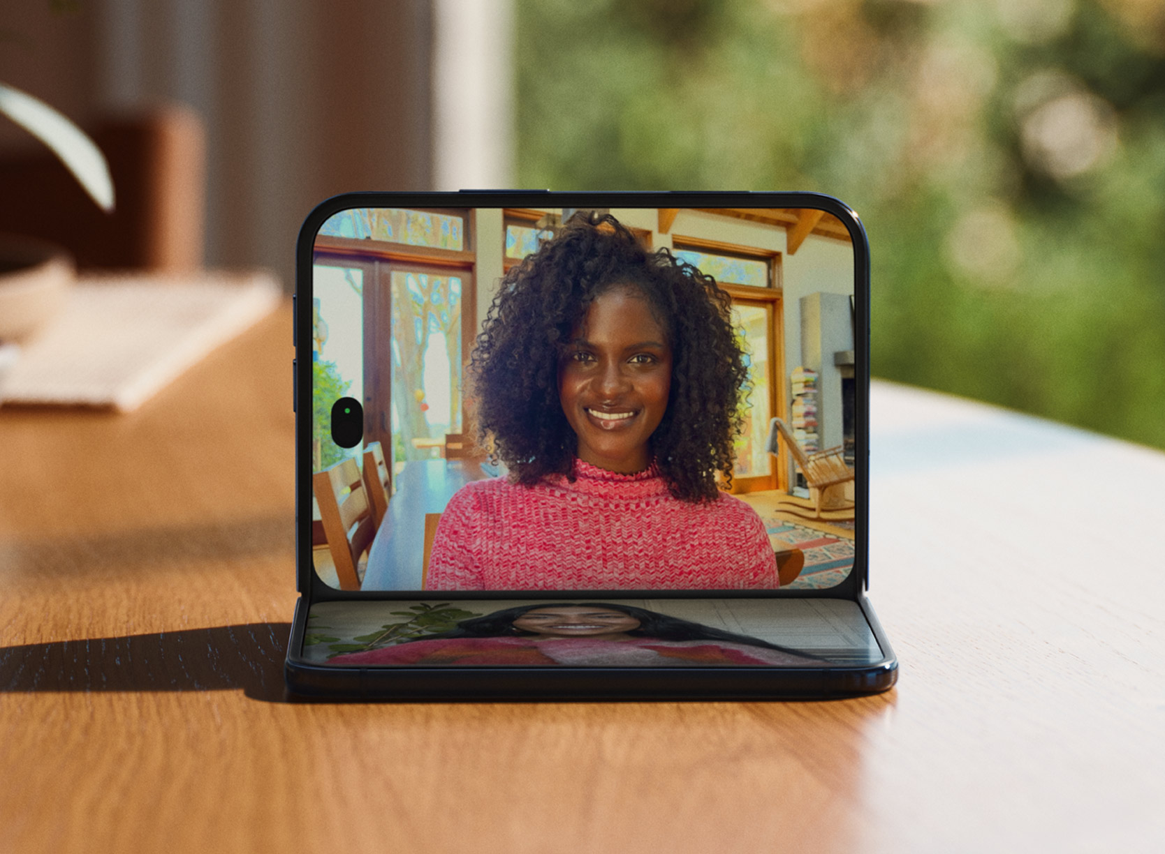 FaceTime на внутреннем дисплее iPhone Duo